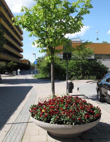 I väster kopplar torget till Hjulstagången som är ett väl använt stråk. orrut fortsätter ett parkstråk mot Hjulstaskolan.