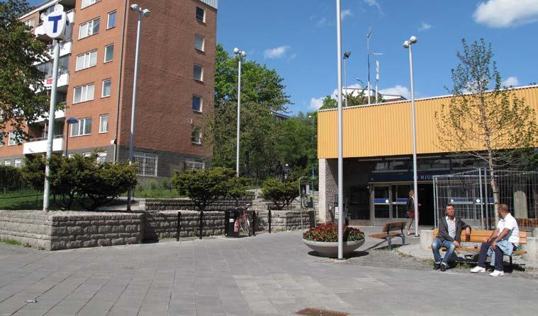 Vid en upprustning av Hjulstagången kan planteringar och anslutningar samordnas med Hjulsta torg. Murar med idegranar. Klematis klättrar på spaljéer.