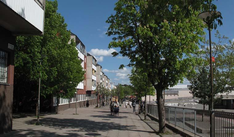 På många håll ser man sättningar och trasig markbeläggning. De mönstrade golvet av ballastplattor skapar identitet och pryder platsen. De stora pilträden skapar trevnad, skönhet och skugga.