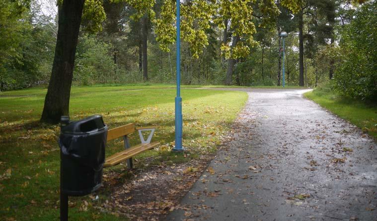 Gångvägar med belysning, räcken och parksoffor leder uppåt från Spångadalen för att landa i parklika gläntor med klippta gräsytor. Platsen används främst till promenader och som förbindelsestråk.