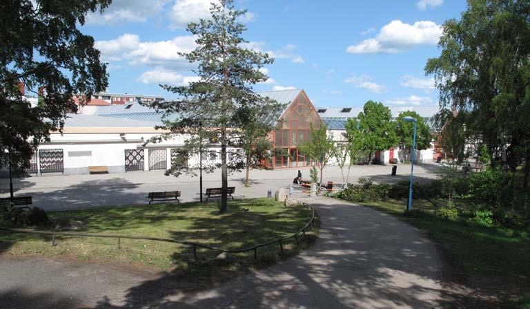 Tensta centrum Gullingeparken ligger söder om butiksgalleriorna i Tensta centrum.