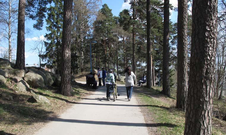 AALYS Gullingeparken består av en kombination av naturmark och torgyta. Platsen har ett strategist läge då den ligger så nära centrum och många rör sig här.