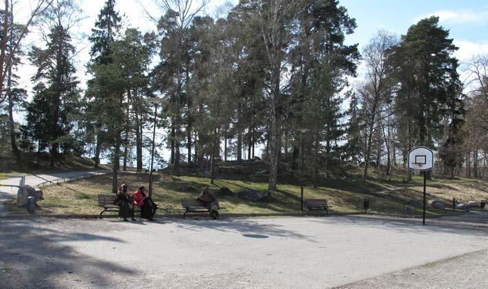 Tensta centrum skulle kunna öppnas mer mot platsen. Tensta kyrka ligger söder om kullen och den visuella kontakten mellan kyrkan och torget har förbättrats genom att träd har fällts.