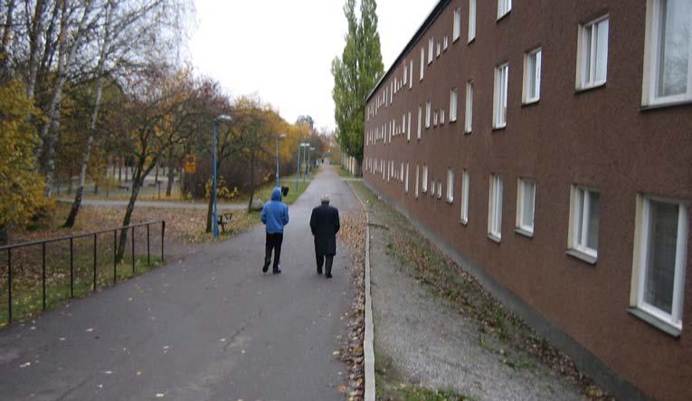 5. HYLLIGEGÅGE STORLEK: Ca 0,4 Ha KARAKTÄR: Parkstråk SOCIALA VÄRDE: Promenader Utveckla karaktär och värden. Grusslänt mot husen ger ett torftigt intryck.