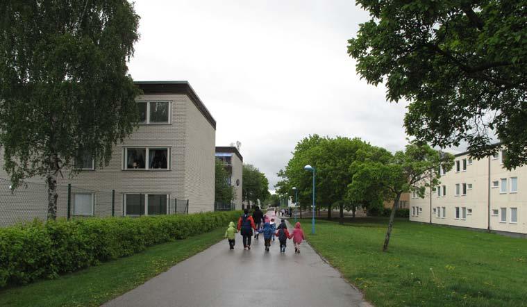 9. SOTIGEGÅGE STORLEK: Ca 0,3 Ha KARAKTÄR: Parkstråk SOCIALA VÄRDE: Promenader Bevara och utveckla nuvarande karaktär och värden. Gräsytor och en klippt häck kantar stråket.
