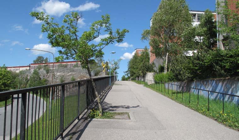 Stråket är trafikseparerat och mellan gatan finns klippta gräsytor med solitärträd, höga stödmurar och bergsskärningar. Från höjden har man en vid utsikt söderut.
