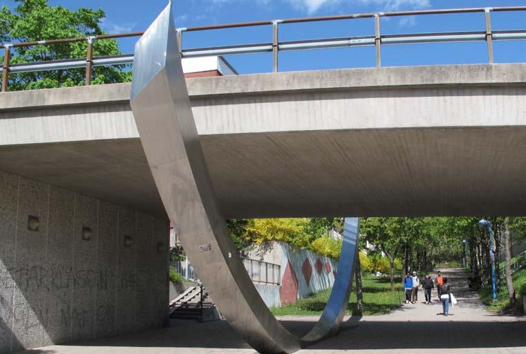Hjulsta backar Hjulsta torg Hjulstaskolan Stråket utgår från Hidingegången och passerar i nedförsbacke förbi Hjulstaskolan, Hjulsta torg och ner till Lunda gångbro.