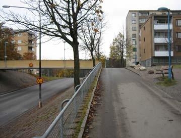 I de brantaste partierna utgörs slänterna av glaciser belagda med betongplattor med frilagd ballast.