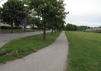 Tenstavägen sträcker sig utmed Tenstas södra bebyggelsefront, och avgränsar bostadsområdena från Tenstadalen, som nås via gångtunnlar under eller svängda ramper över vägen.