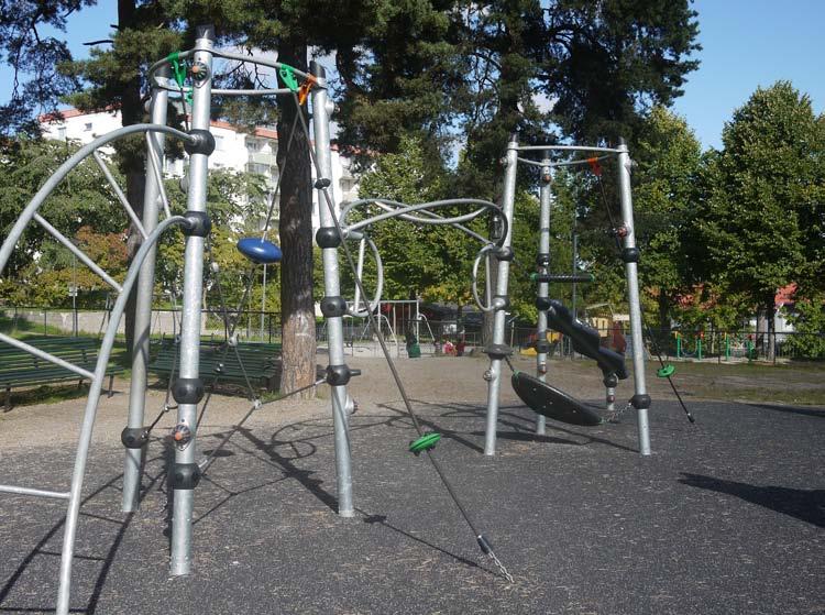 gräsytor kantade av gångvägar och trädallér. På den nedre delen finns grillar och parksoffor. En upprustning av parken pågår under 0.