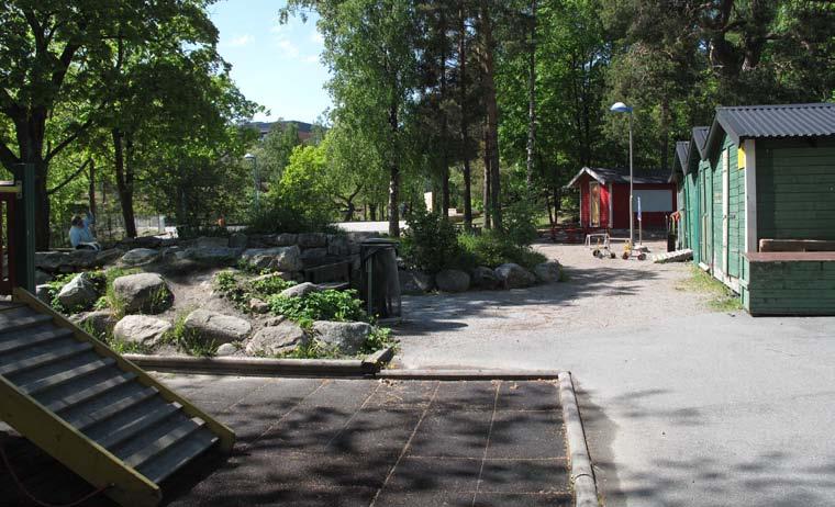 Söder om plaskdammen finns en stenyta som är i dåligt skick. AALYS Parken är mycket välförsedd med lekutrustning av många slag.