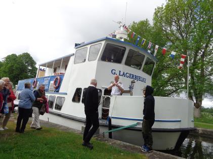 Därefter intogs lunch och resan fortsatte till familjen Linderholms hem i Strängnäs. 48 deltagare.