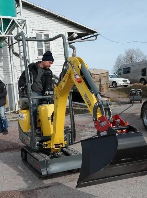 Jimmy berättade att Tesla har satt upp laddningsstolpar utefter de större vägarna i Sverige och Finland, så att man kan färdas mycket långa sträckor under samma resa - låt vara med en ½-timmes