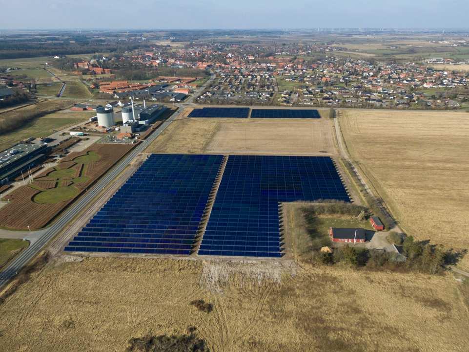 Värmepump Träpelletspanna Utbytesstation Energilagring Savosolars solfångarfält 15