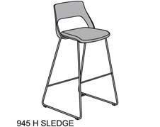 Embrace 945 L SLEDGE Lackerat metallstativ, svart (B), silver (S), eller vit (W). Klädd sits. Rygg helt i trä. Med fotstöd. Passar till bordshöjd 900 mm. Glidfot av plast.
