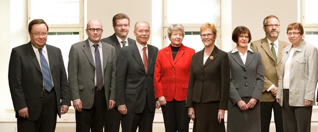 36 Ledningsgrupper och delegation Från vänster: Arto Pirinen, Keijo Vehmas, Veli Patama, Ahti Leoska, Anita Wickström, Mirjami Laitinen, Maija-Leena Rautanen, Tauno Kara, Heli Lehtinen, Juha
