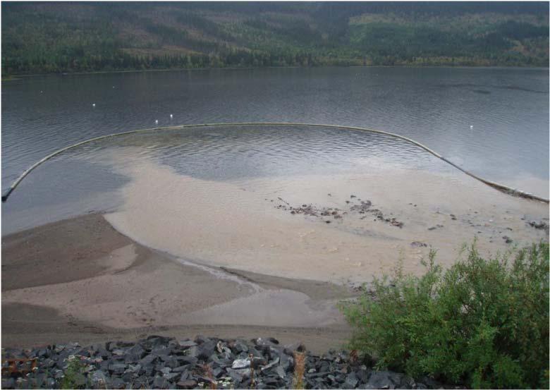 Bild 2. Exempel på läns, här utlagd i Åresjön vid Vikbäckens mynning. Bilden togs i samband med byggskedet av västra Björnen, där flera exploatörer var aktiva.