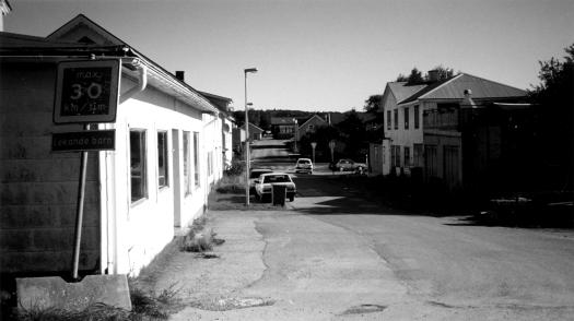 Gamla centrumområdet: Bebyggelsemönster: Ligger tätt med långsidan mot gatan. Typologi: Bebyggelsen vänder sig mot gatan. Varierade byggnadsvolymer med 1-2 våningar. Putsade fasader och sadeltak.
