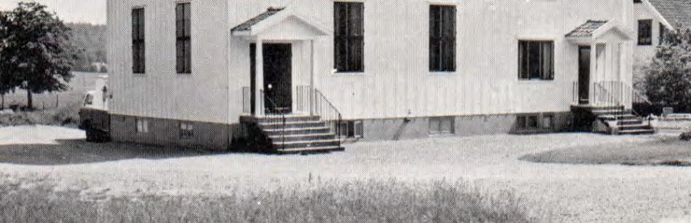 Av församlingens minnesskrift från 1975 framgår: "Den 27 sept 1942 invigdes Gräfsnäs missionshus. Byggnationen hade påbörjats två år tidigare.