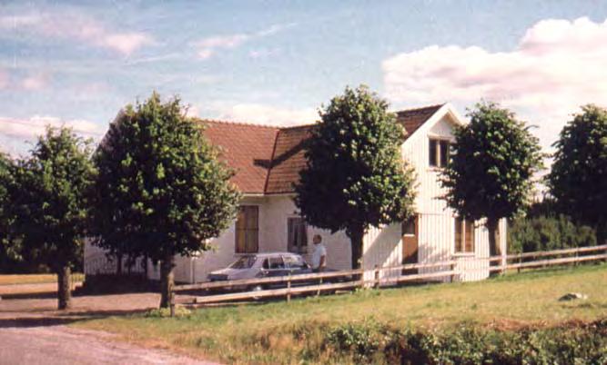 Sammankomster hölls i hemmen, i skolhuset i Nårunga och i Nårunga kyrka. Skolhuset och kyrkan stängdes dock så småningom för församlingen och 1899 uppförde församlingen Nårunga Missionshus.