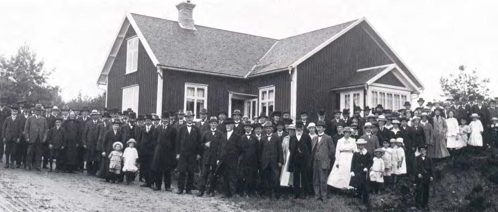 SIENE MISSIONSKYRKA Församlingen samlad utanför Siene Missionshus vid 50-årsjubileet 1917.