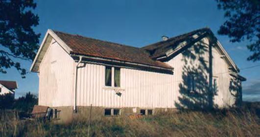 huset som centralpunkt. På 1940-talet byggdes huset till med vaktmästarbostad. På 1960-talet gjordes en tillbyggnad med ett kapprum och en toalett.