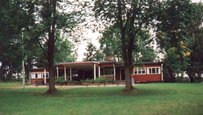Exteriören 2001 Sommarhemmet ligger i en vacker park Byggnadsmaterial: Grund av sten, stomme av trä, utvändig panel av trä.