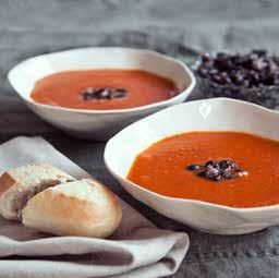 Mustig god tomatsoppa med böntopping och varmt gott bröd med hummus och grönsaker får inleda denna vecka i november.