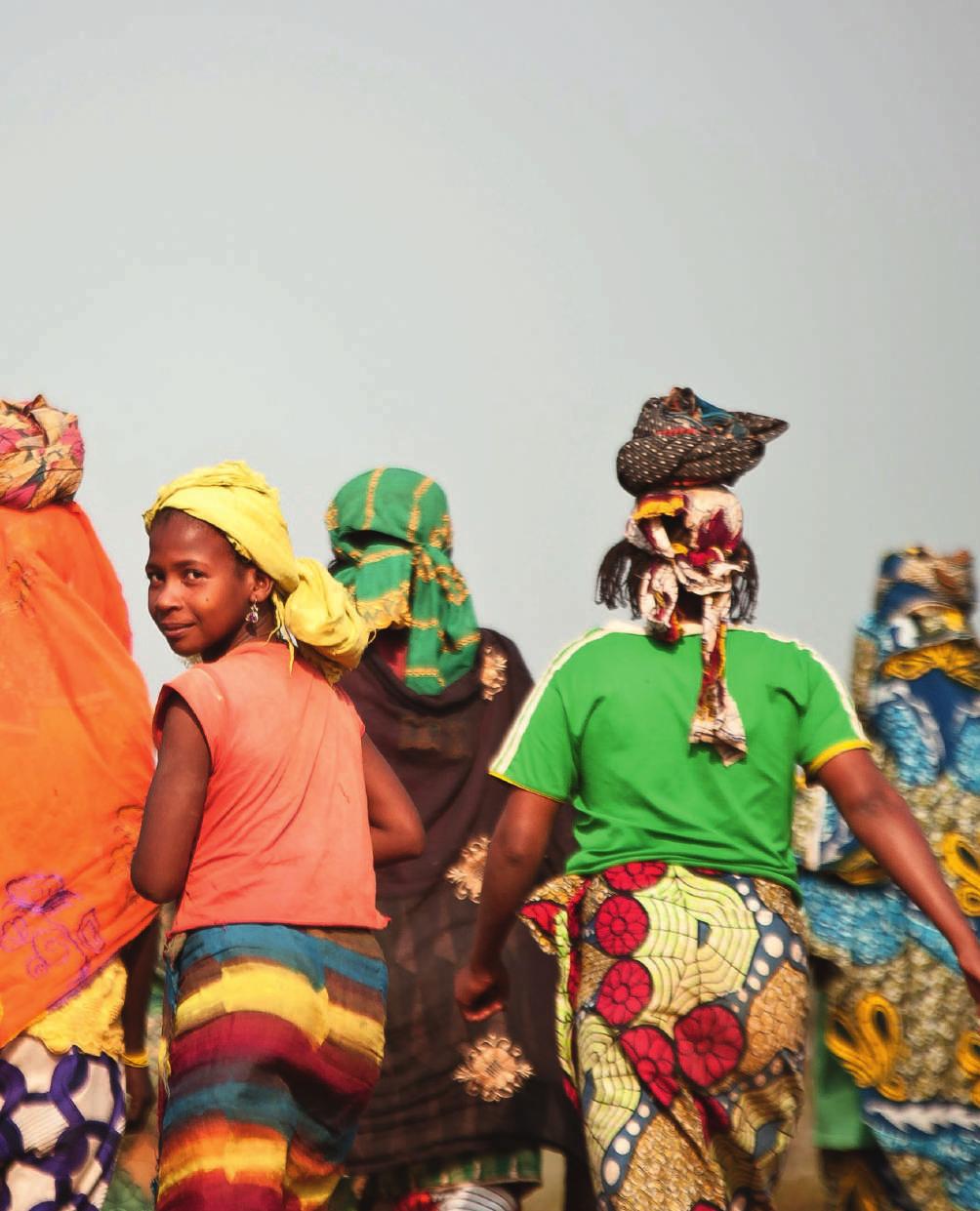 En grupp kvinnor och barn i flyktinglägret Mbile i Kamerun ger sig av