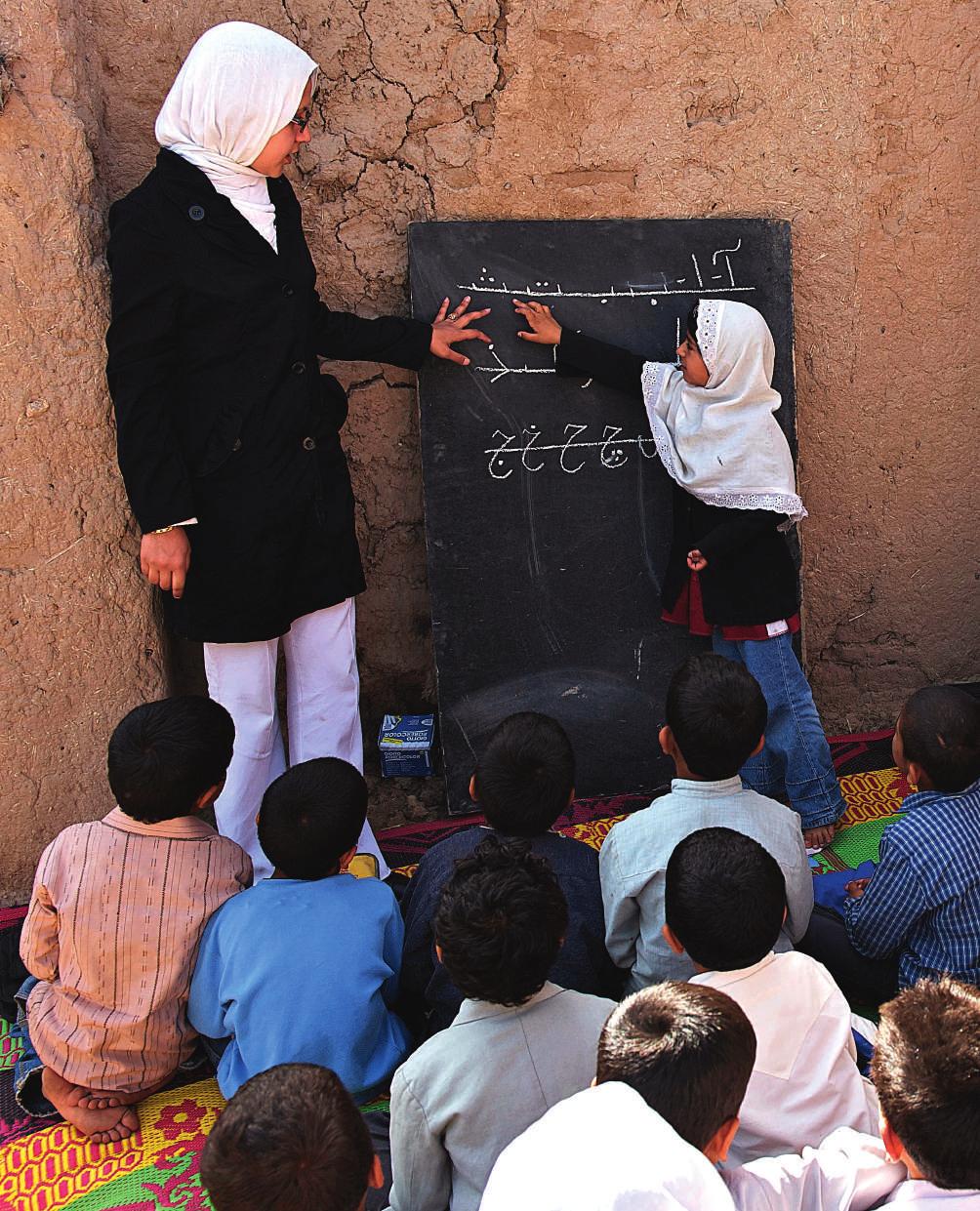 Foto: UN Photo / Shehzad Noorani En flicka övar sig att läsa i en skola i