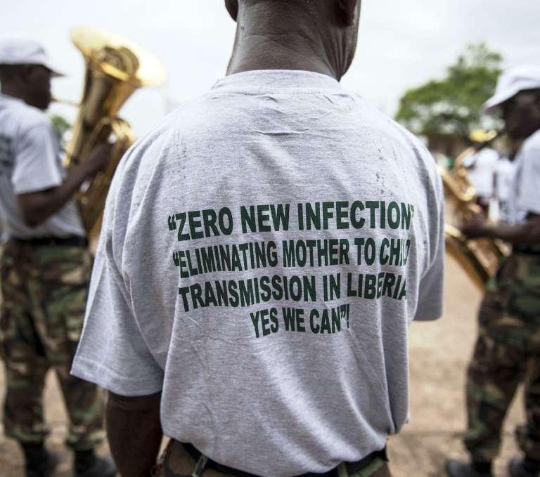 Foto: UN Photo / Staton Winter Soldater uppträder på ett evenemang på Världsaidsdagen i Monrovia, Liberia. möjliggör att bromsmedicinerna blir tillgängliga för fler.