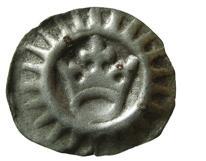 Fig. 4. Kronbrakteat (penning). Myntet har hittats i Hagby kyrka i Småland. mynten ett kors som motiv och inskriften MONETA NESTWED resp. MONETA LUNDENSIS (mynt från Næstved/Lund).