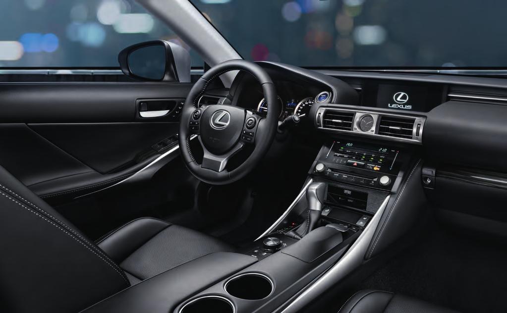 LEXUS IS KÖREGENSKAPER KÄNSLA OCH FULL KONTROLL. DET ÄR DE SMÅ DETALJERNA OCH DEN NOGGRANT GENOMFÖRDA ERGONOMIN SOM GÖR ATT FÖRAREN BLIR SOM ETT MED BILEN.