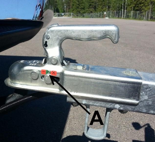 12 Koppla transportunderlaget på bilens dragkrok 1. Flytta fordonet till transportunderlagets dragstång. 2. Rikta transportunderlagets stång så att kulkopplingen är vid bilens dragkrok. 3.