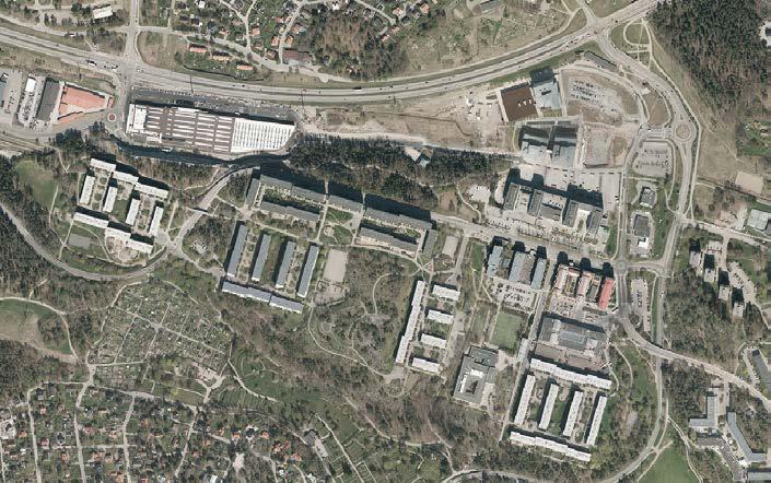 5 (8) Flygbild Hallonbergen Bebyggelse Bebyggelsen är storskalig med lamellhus i en likformig uppbyggnad i öppna grupperingar.