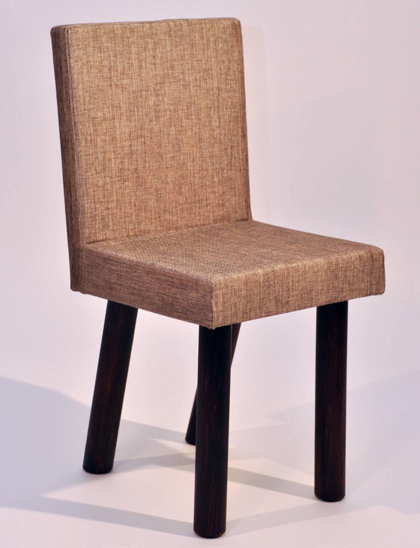 oktober En enkel stol med en skön och mjuk sits. Med den grå tygfärgen passar stolen in i alla rum.