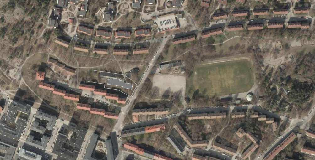 Sida 7 (9) Fotbollsplanen på östra sidan Stenkilsgatan, Aspuddens IP, utgör, snarare än bryter av, en del av parkstråket och rekreationen i området.