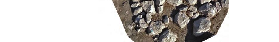 Kanten på packningen formade en halv stenkrets och runt denna var ytterligare stenar upplagda, eventuellt i ett senare skede.