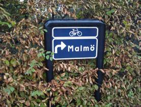 Det finns även en cykelväg som går både söderut till Höllviken och norrut till Malmö.