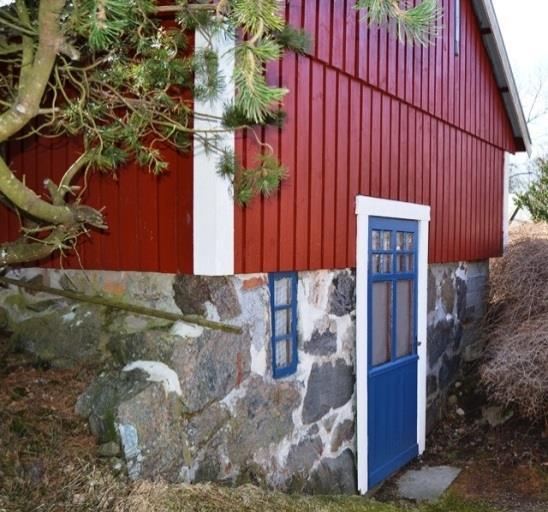 Snickarbod/pannrum U p p f ö r t i t r ä p å m u r a d / s t e n s a t t grund u n d e r t a k a v p l å t.