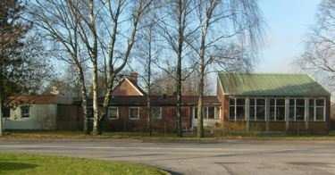 I dagsläget sker ingång på skolområdet för de små skolbarnen via Kyrkvägen och ingång i byggnaden via en dörr som vetter mot Göteborgsvägen (se figur 3).