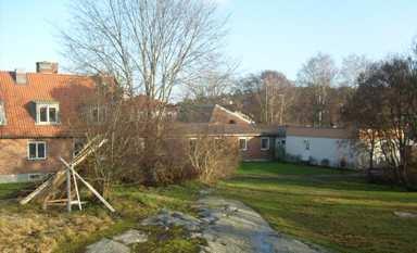 Bilden till höger, fasaden och entrén mot Göteborgsvägen. Område för utomhuslek finns söder om huset (se figur 4).