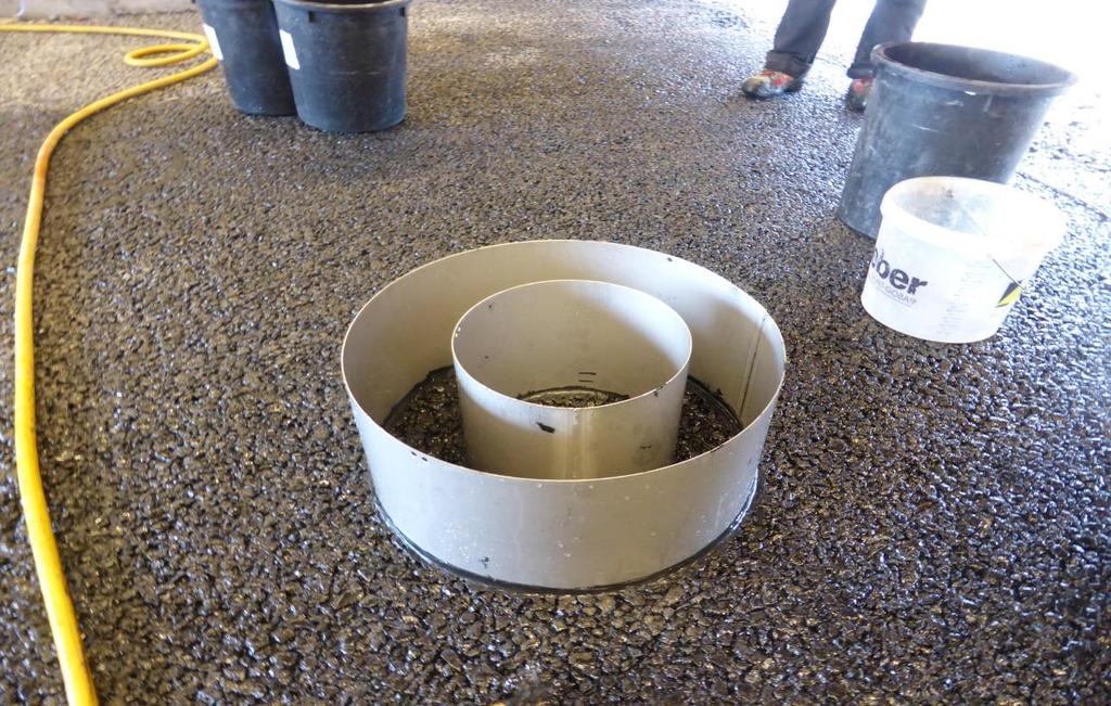 Figur 2. Dubbelringsinfiltrometer inför försök på dränasfalt. 2.3 Siktkurvor för ändamålet HVS försök För ändamålet dränerande förmåga i en konstruktion tog NCC Industri fram specifika sorteringar, där man kan förvänta sig en god dränerande förmåga.