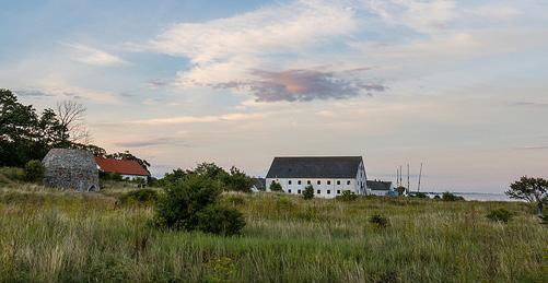Köpmansmagasinet väster om Smyge hamn stor del intakta. Några av de större villorna försågs med havsanknutna egennamn som Sjönäs och Solnäs som textats i vacker jugendtext på fasaderna.