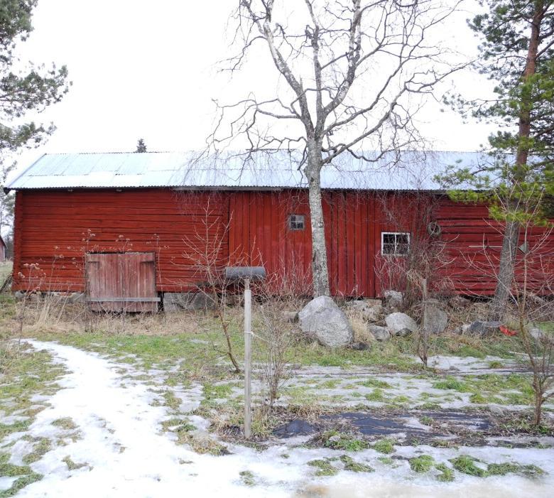 Renovering och ombyggnad ska vara sådan att byggnadens historiska värde och betydelse för bybilden bevaras.