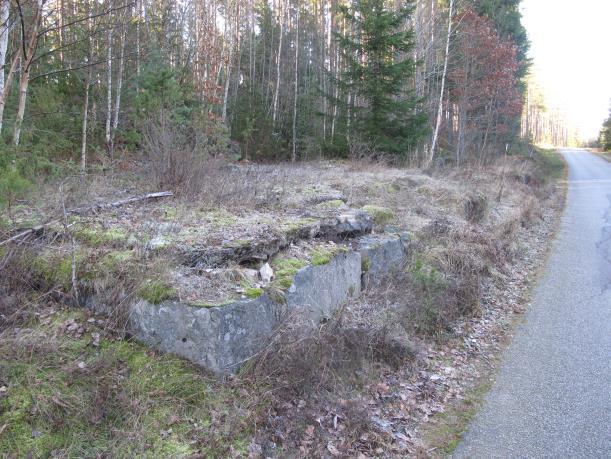 Ruinen efter Modala glasbruk ligger på ömse sidor om vägen, och består av