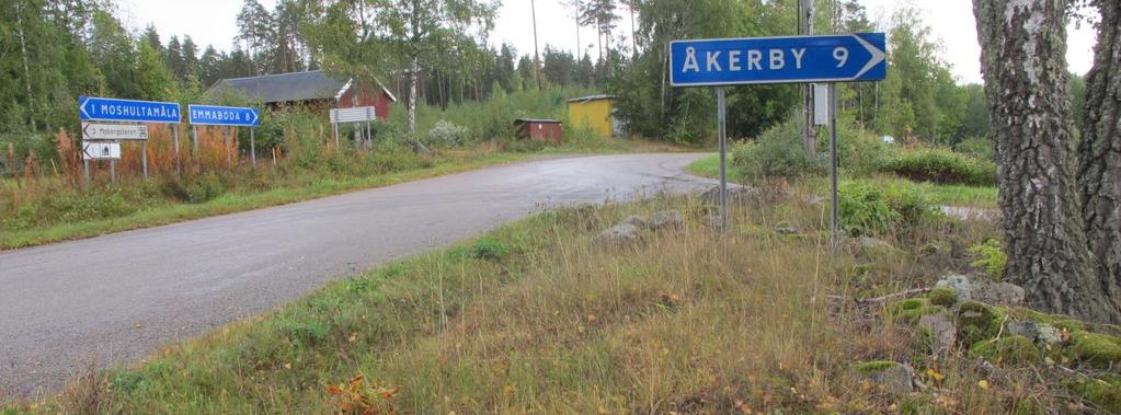 Vägen in mot Moshult från söder, med ett gammalt röse i trekanten där tre
