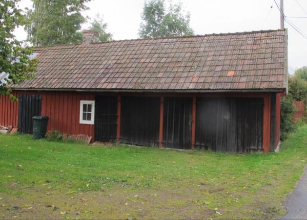 Till gården 1:70 hör ett välbevarat äldre