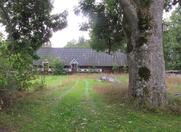 samt en traditionell ladugård från
