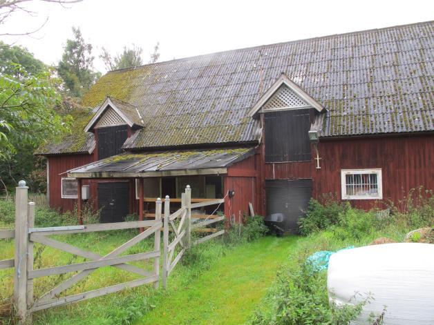 Till gården hör den bevarade ladugården